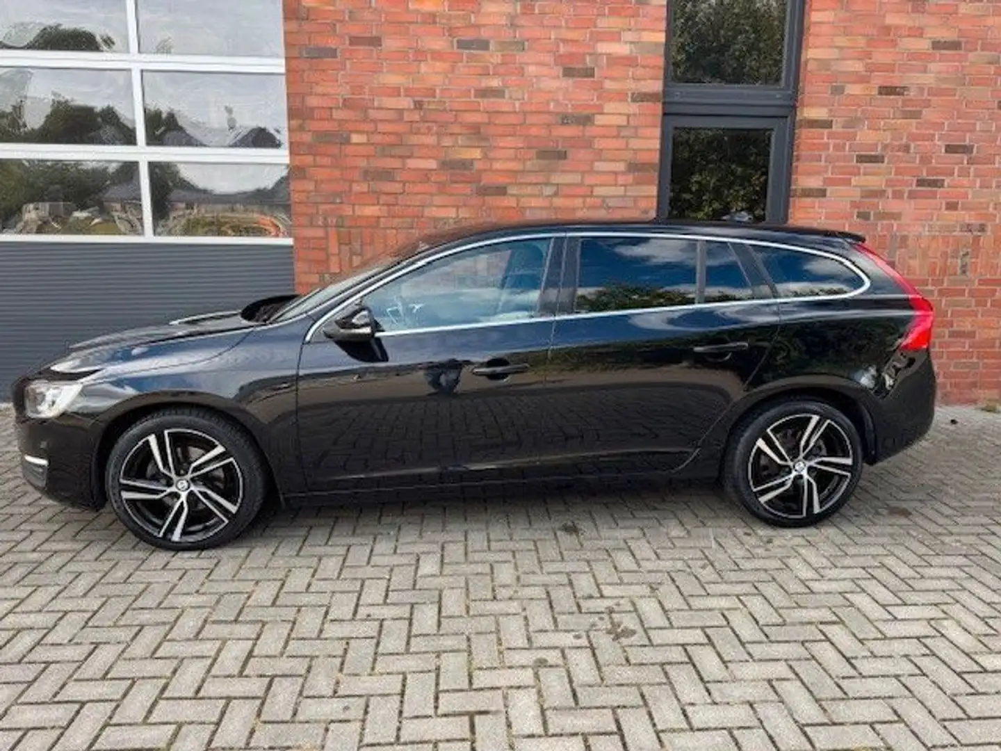 Volvo V60 2.0D4 MOMENTUM Schwarz - 2