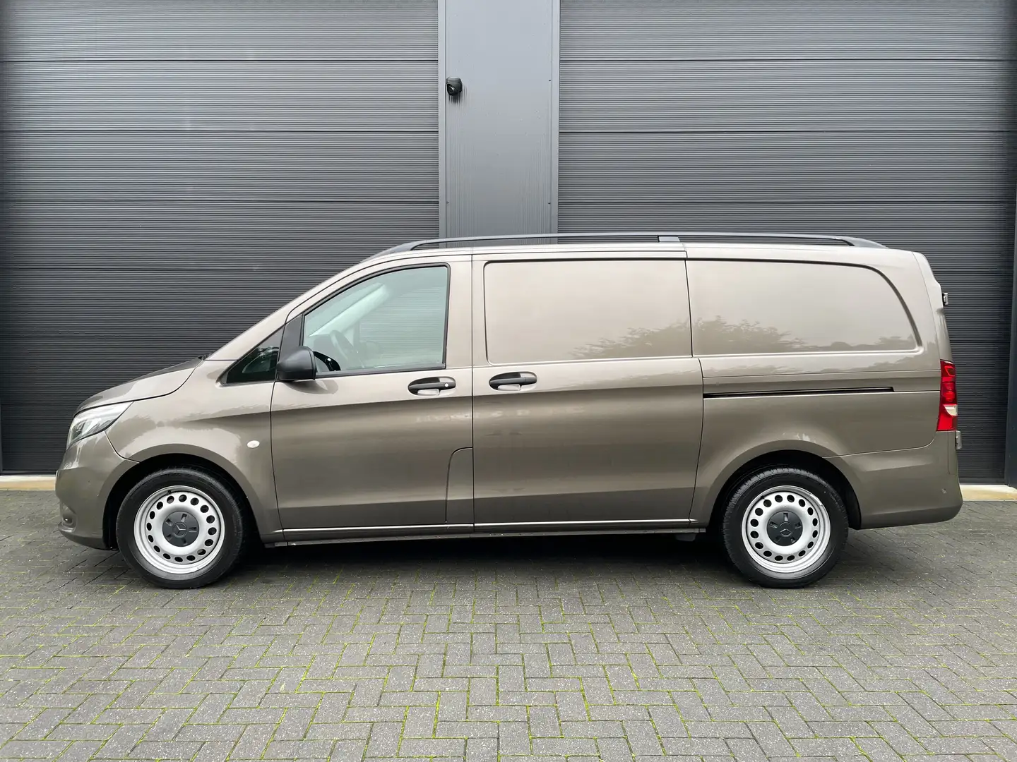 Mercedes-Benz Vito 119 CDi / L2 / Aut / 2 Schuifd € 14.041 Ex. BTW Braun - 2
