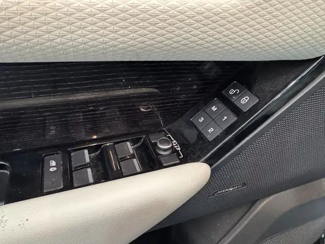 Land Rover Range Rover Velar view 10