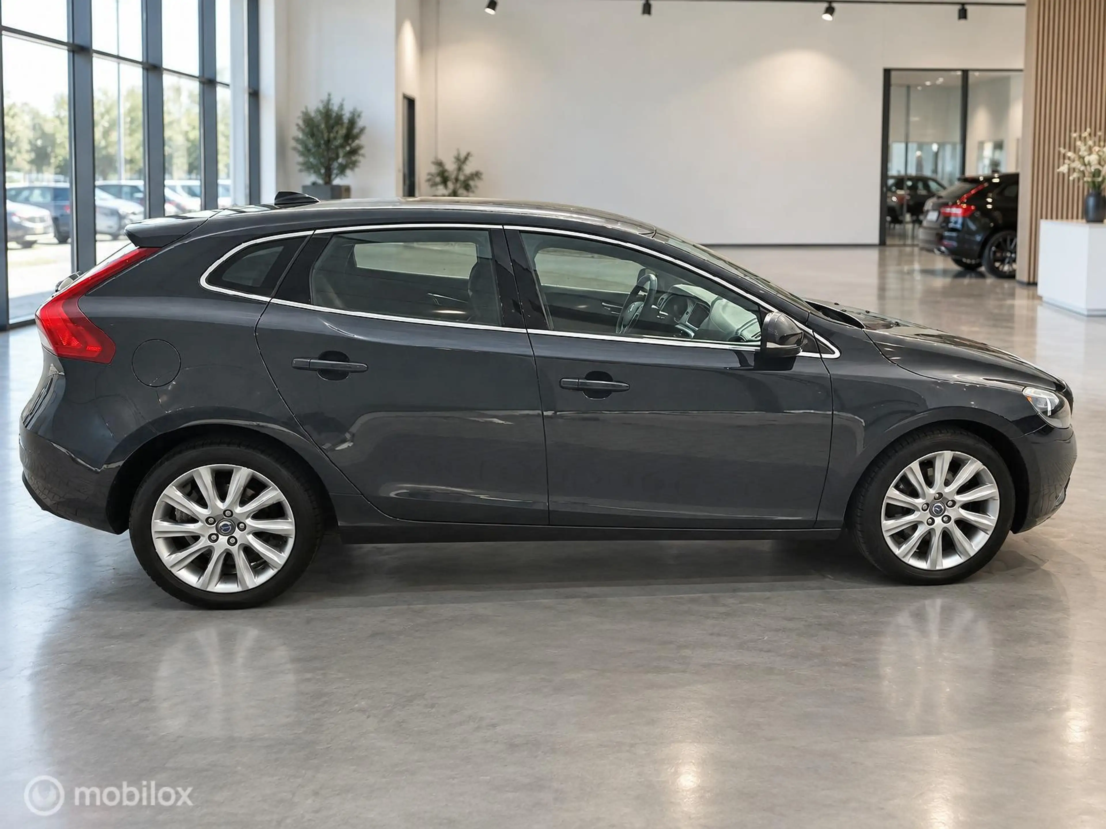 Volvo V40 1.6 T3 Momentum | Zwart | Isofix | Lichtmetaal | N — photo 12