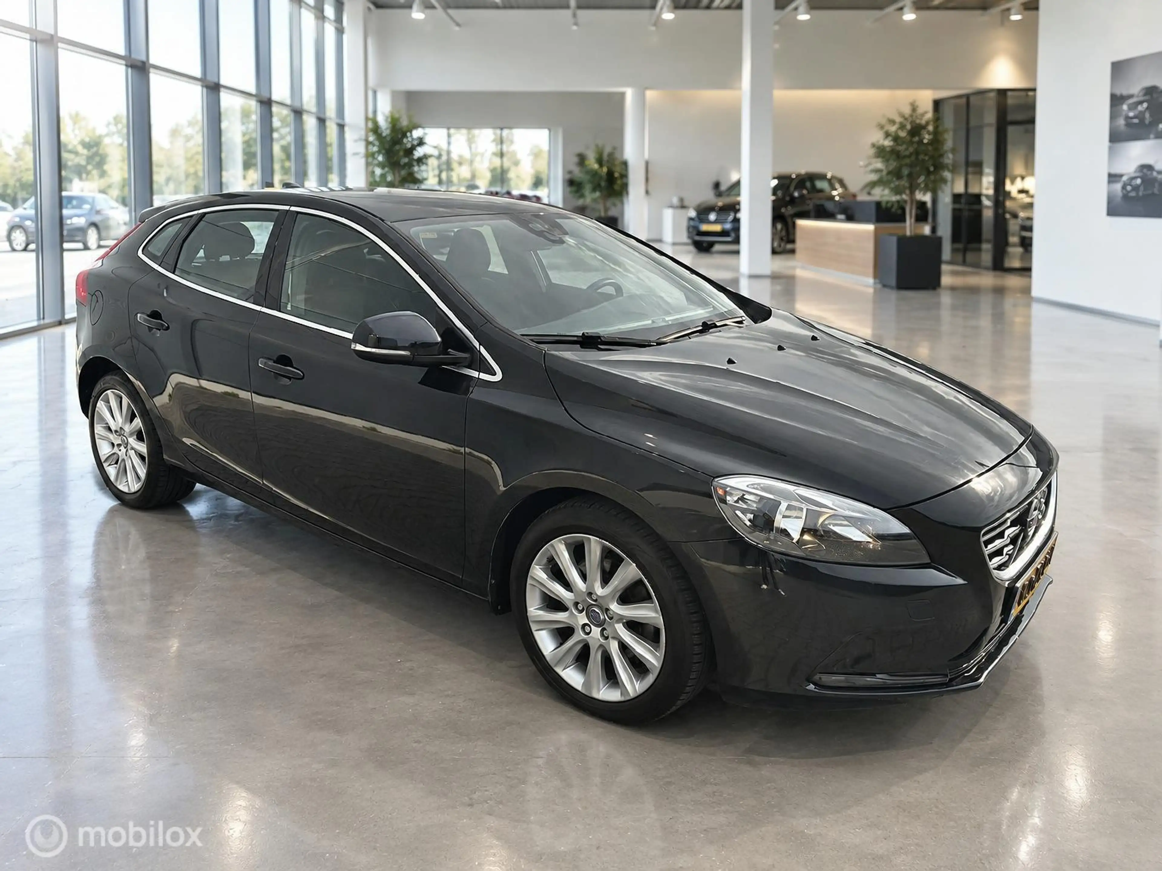 Volvo V40 1.6 T3 Momentum | Zwart | Isofix | Lichtmetaal | N — photo 14