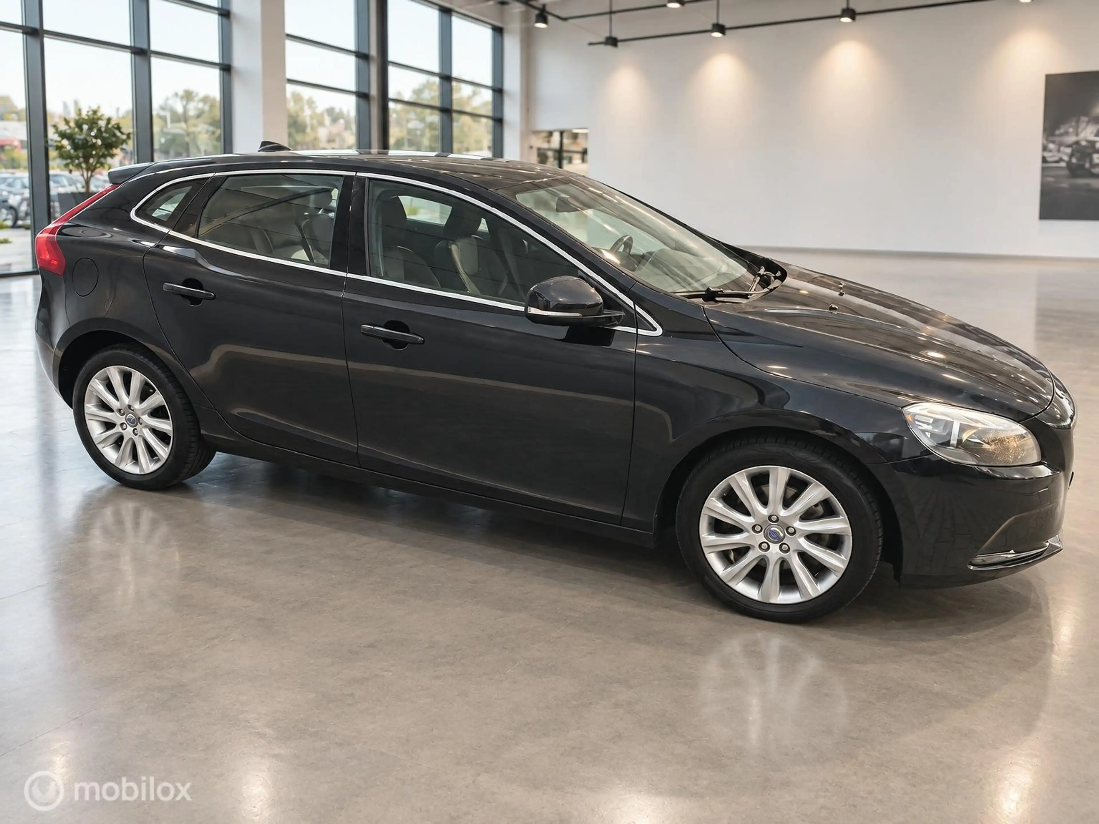 Volvo V40 1.6 T3 Momentum | Zwart | Isofix | Lichtmetaal | N — photo 13