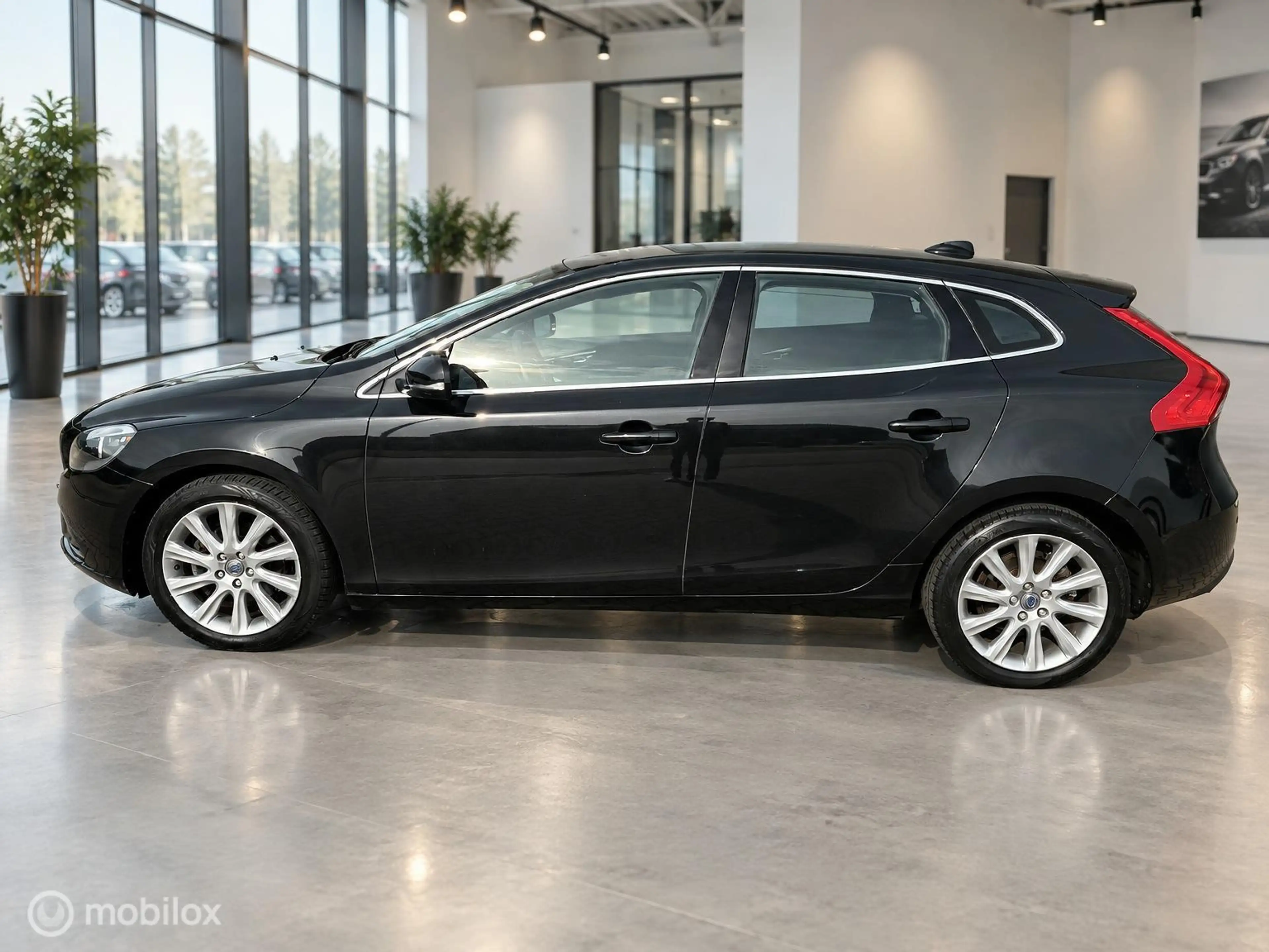 Volvo V40 1.6 T3 Momentum | Zwart | Isofix | Lichtmetaal | N — photo 4
