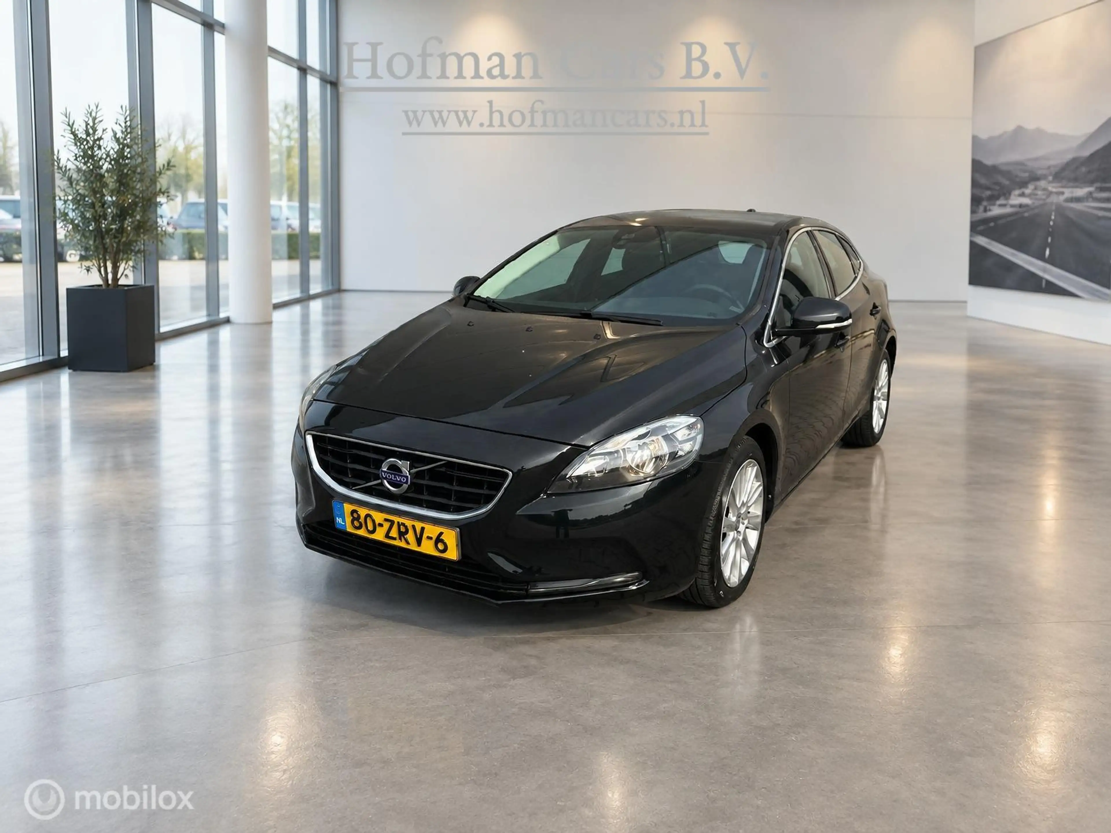 Volvo V40 1.6 T3 Momentum | Zwart | Isofix | Lichtmetaal | N