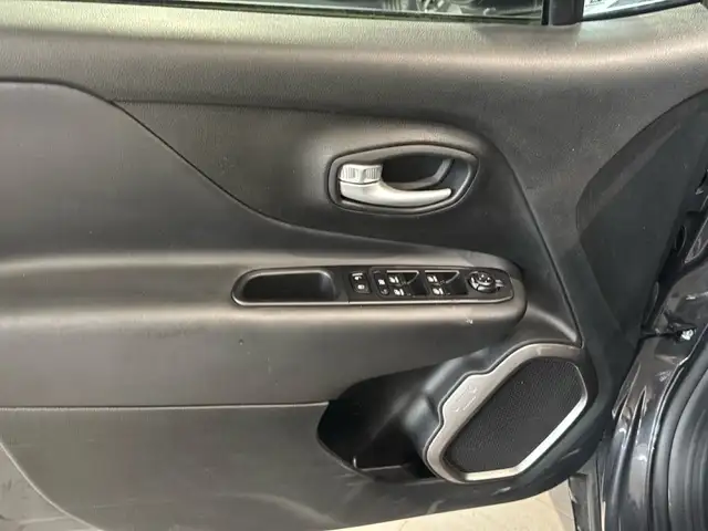 Jeep Renegade view 15