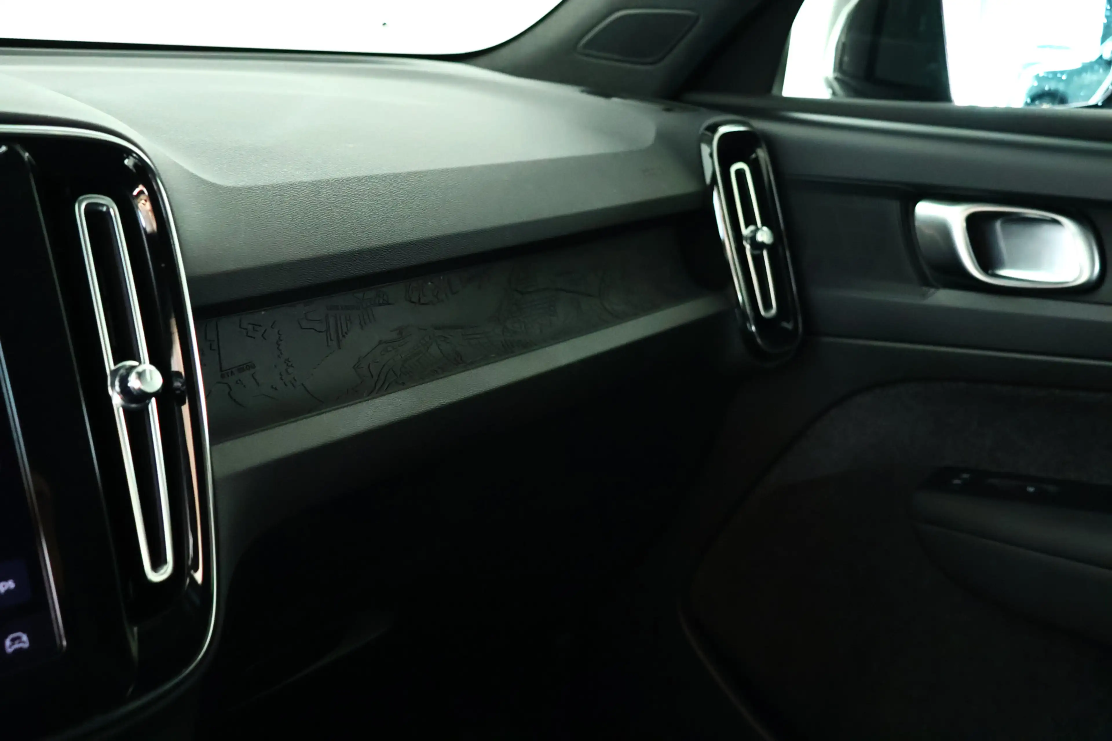 Volvo XC40 Recharge 70 kWh / Navi / LED / CarPlay / Cam — photo 30