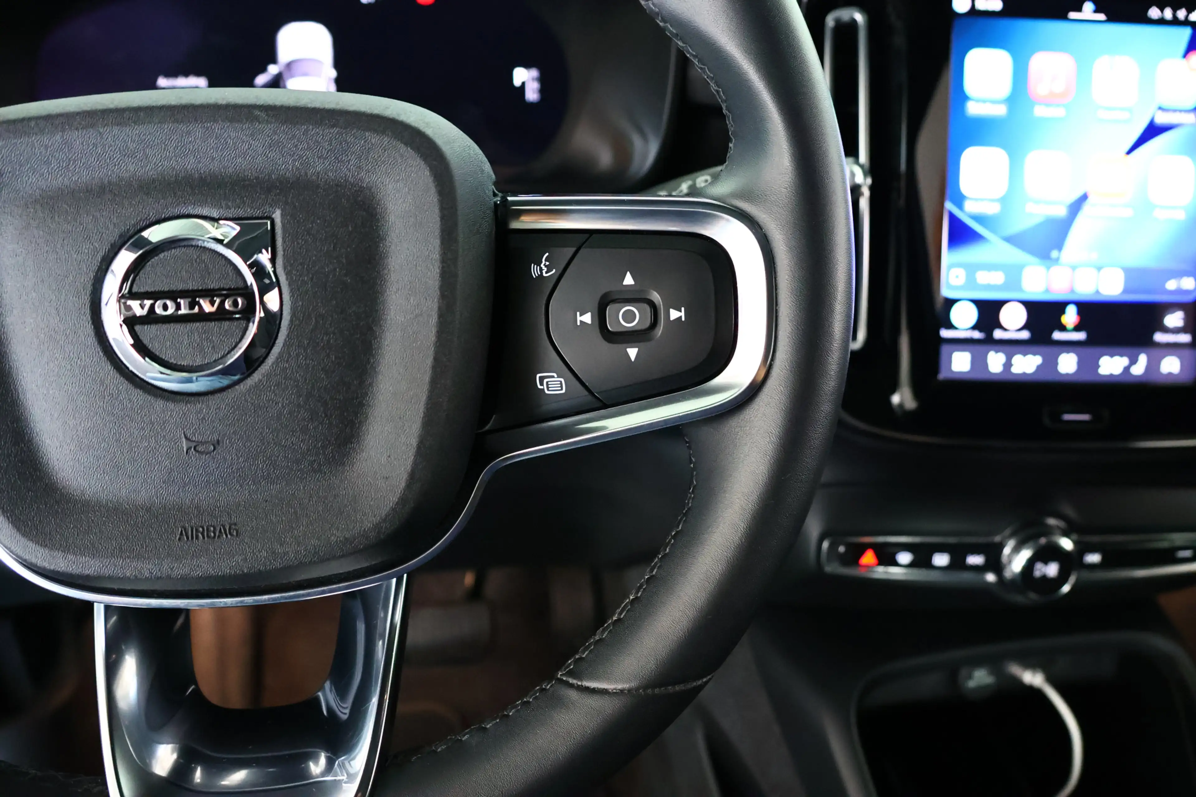 Volvo XC40 Recharge 70 kWh / Navi / LED / CarPlay / Cam — photo 23