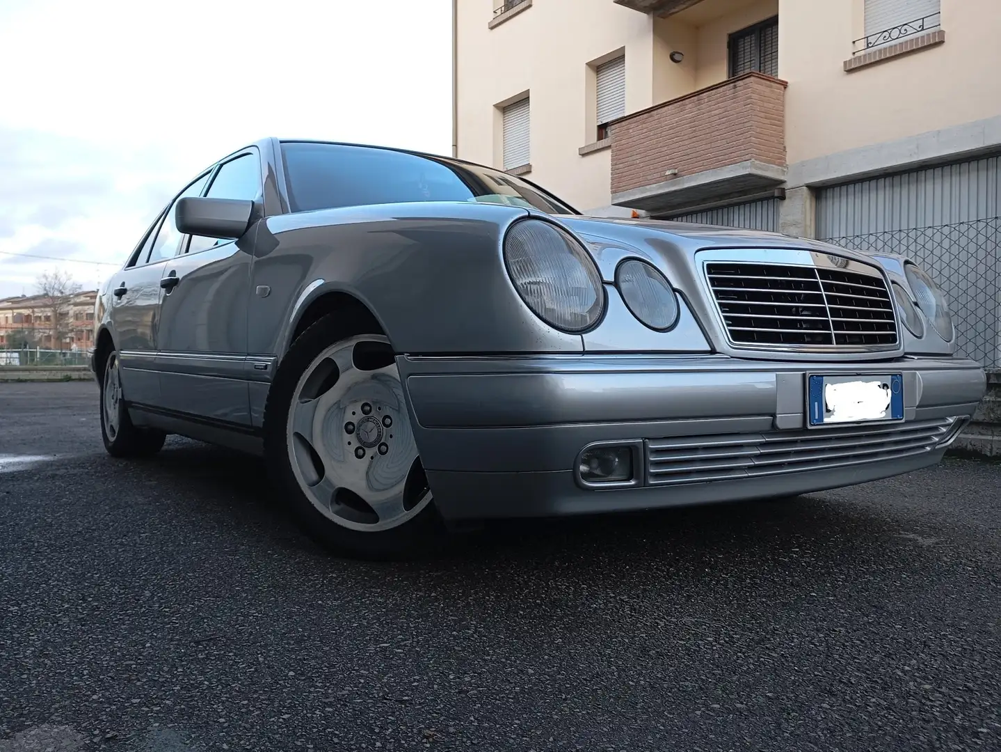 Mercedes-Benz E 300 td Avantgarde Ezüst - 1