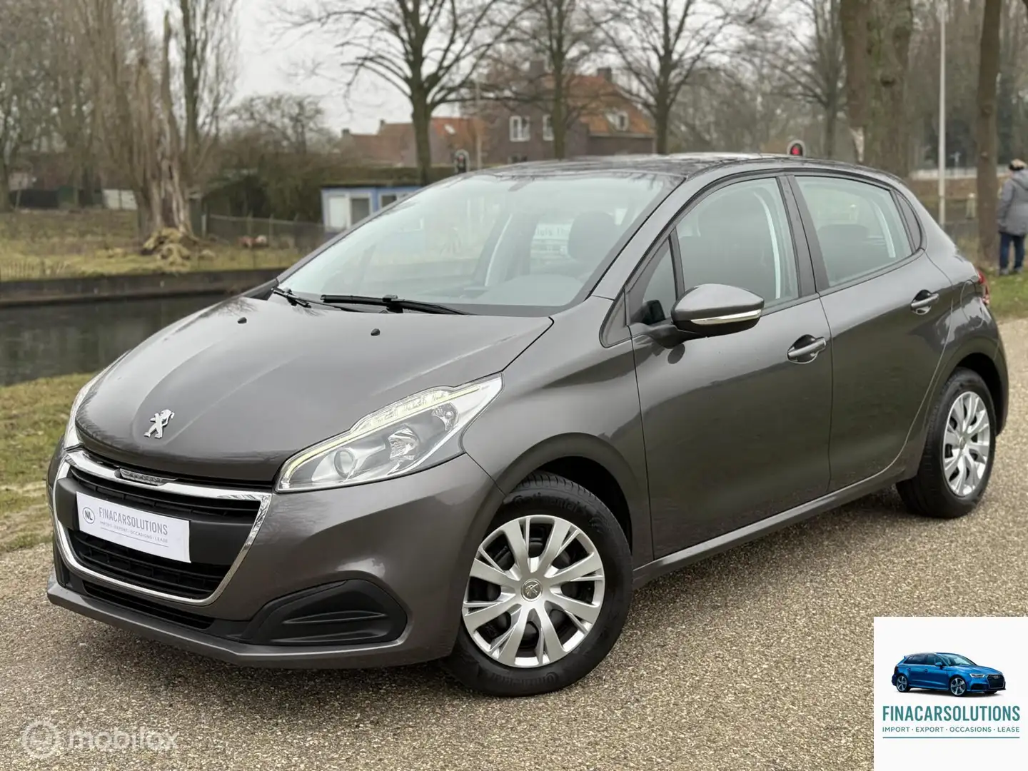 Peugeot 208 1.2 Active|5-Deurs|Airco|Apple Carplay|Navi Grau - 1