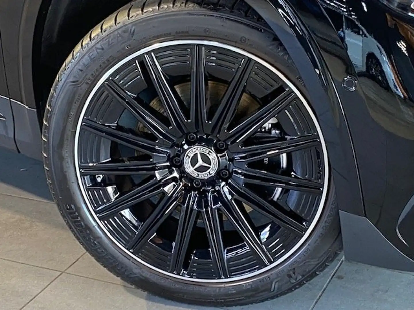 Mercedes-Benz GLB 220 4M AMG AHK/Pano/7Sitz/Totw/MBUX High/20" Fekete - 2