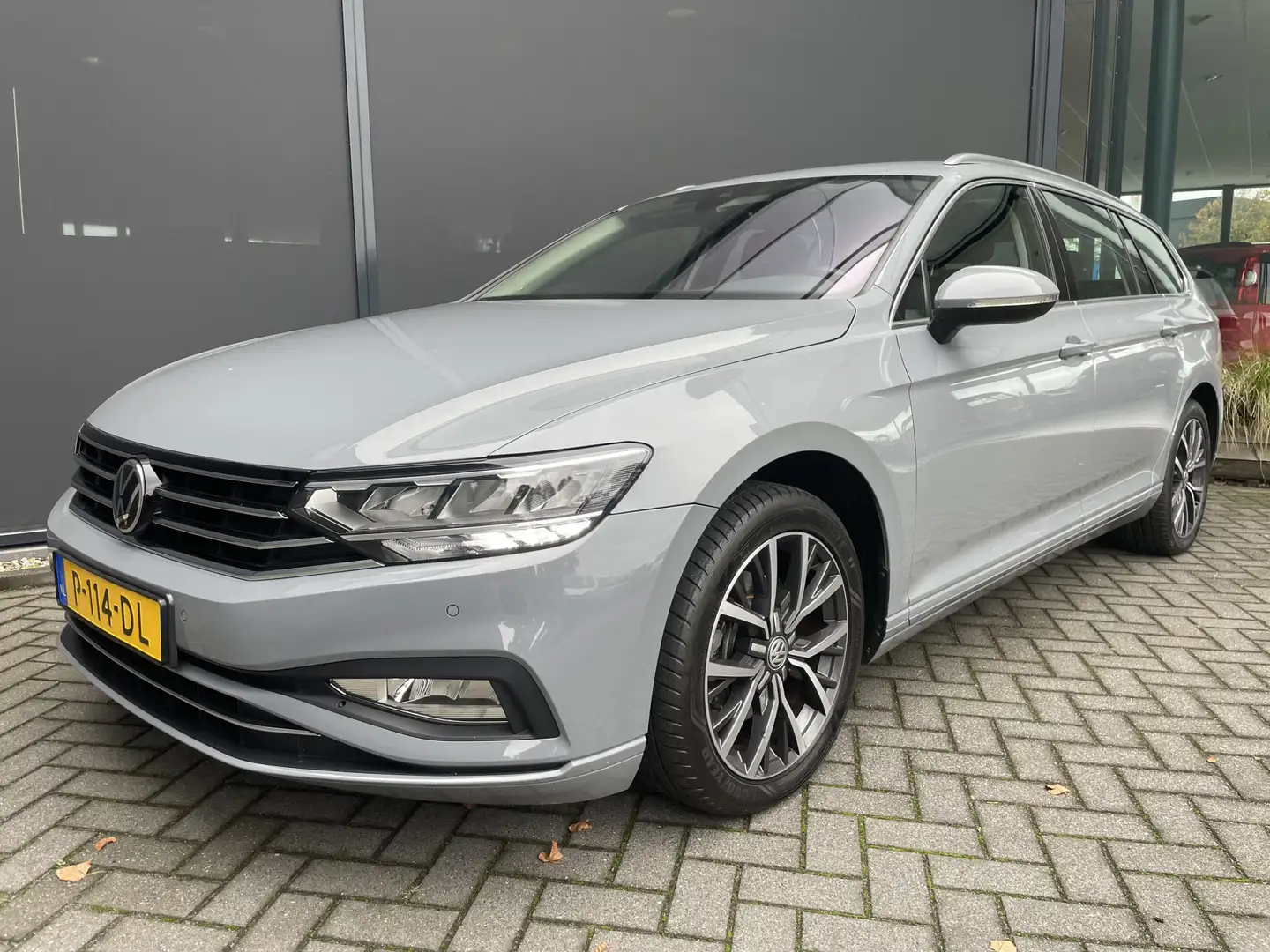 Volkswagen Passat Variant 1.5 TSI Business Climate control - Cruise control Grijs - 2