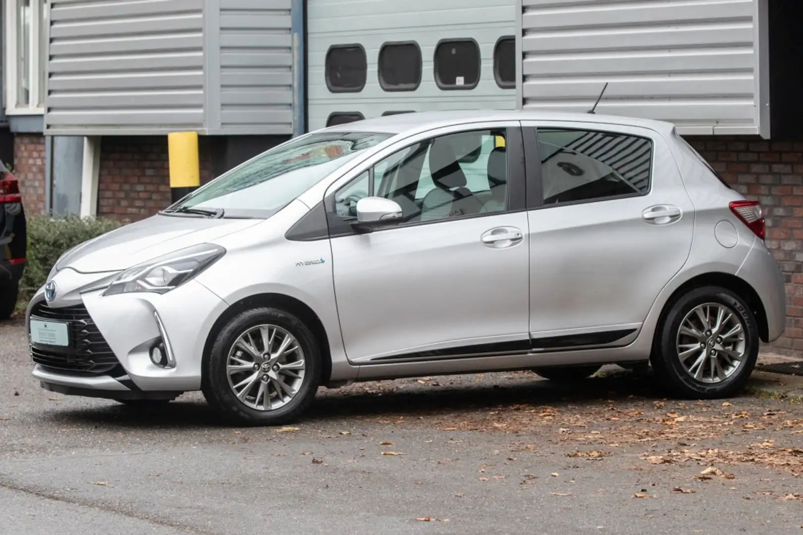 Toyota Yaris 1.5 Hybrid Dynamic Gris - 2