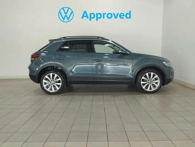 Volkswagen T-Roc view 3