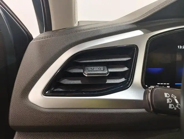 Volkswagen T-Roc view 13