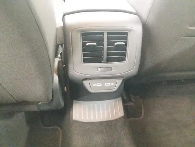Volkswagen T-Roc view 18