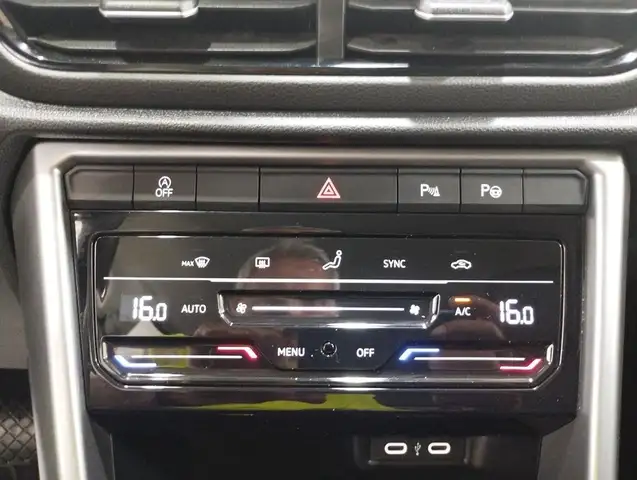 Volkswagen T-Roc view 16