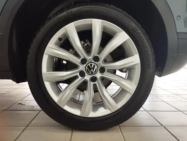 Volkswagen T-Roc view 8