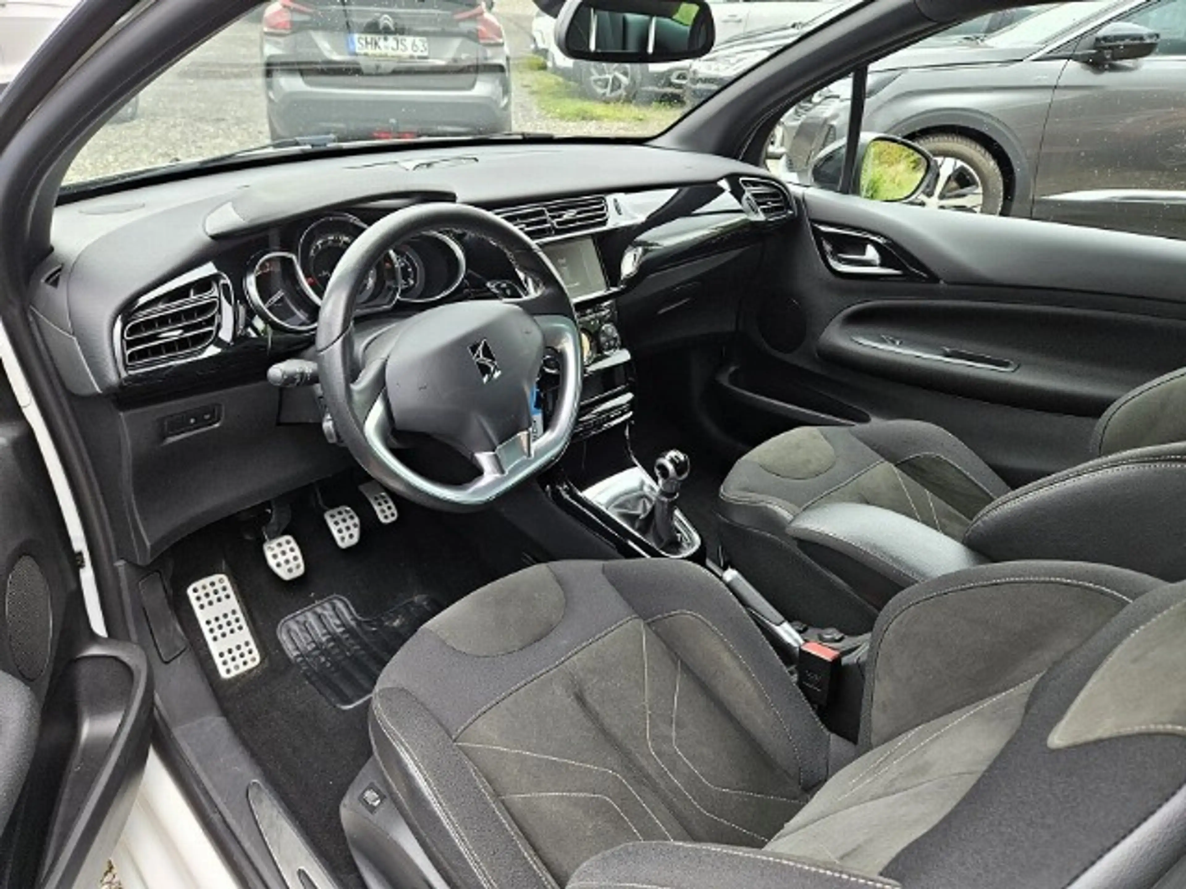 DS Automobiles DS 3 PureTech 110 Connect Chic Navi SHZ Soundsystem — photo 11