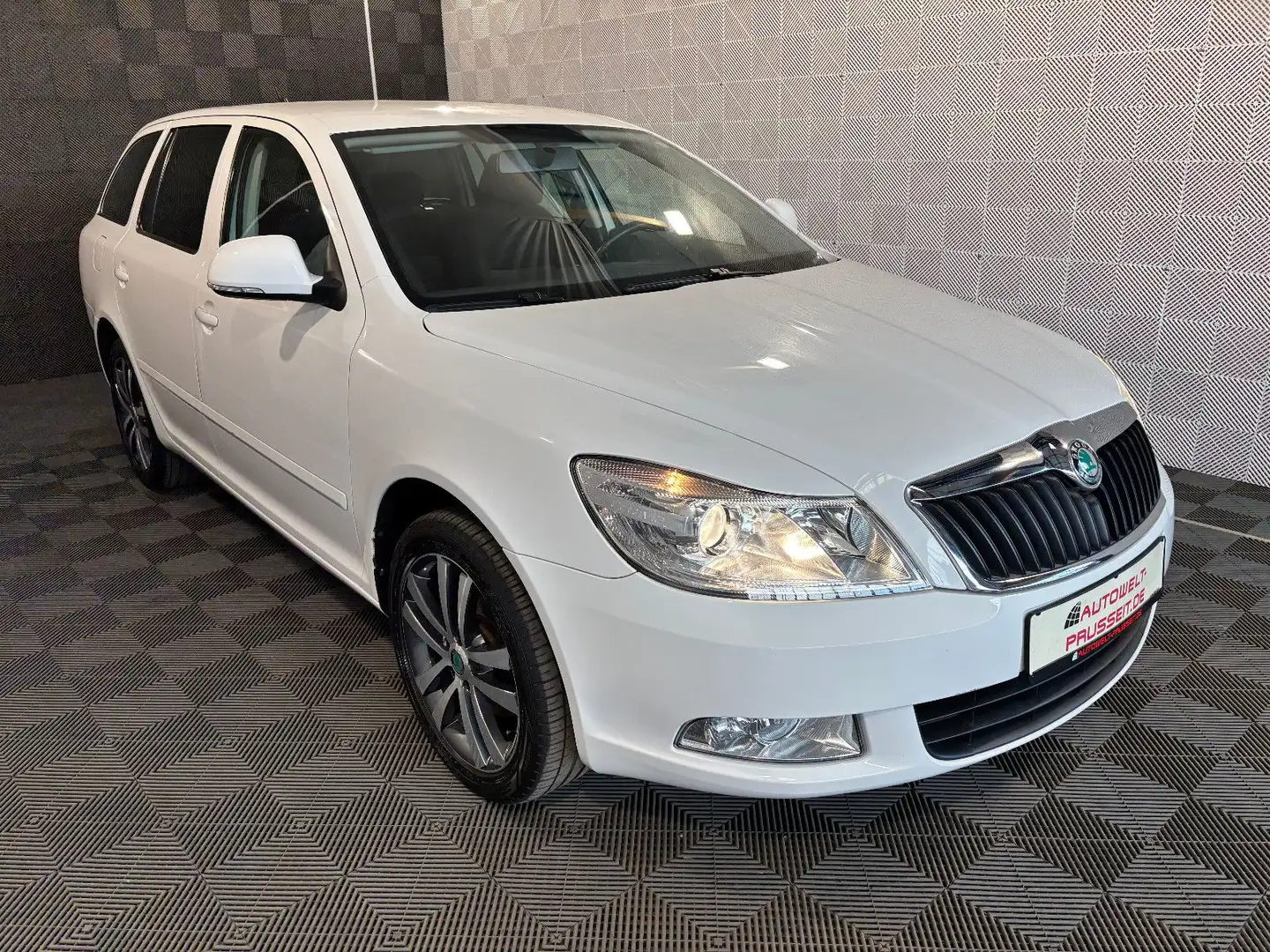 Skoda Octavia *TEMPOMAT*KLIMA-AHK-NAVI-SHZ-SOUND-PDC White - 1