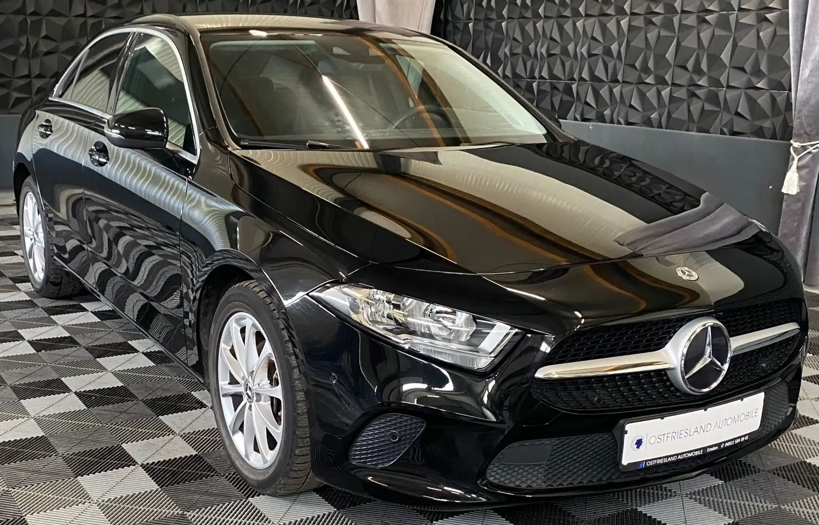 Mercedes-Benz A 180 Lim. Navi, Teilleder, Digitales Cockpit Schwarz - 1