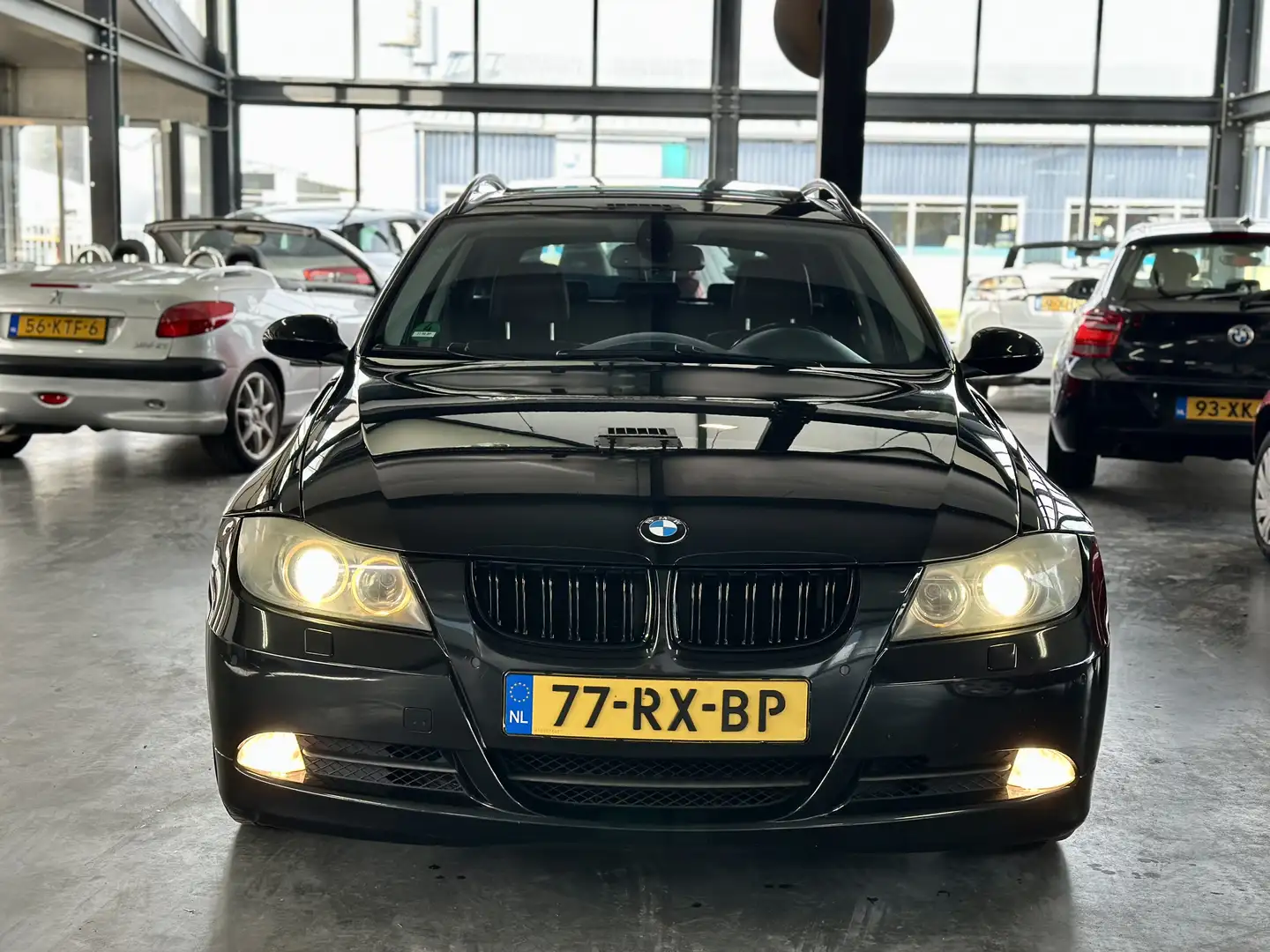 BMW 320 320i Dynamic Exec/Panorama/ leer/ groot odh/ NAP Zwart - 1