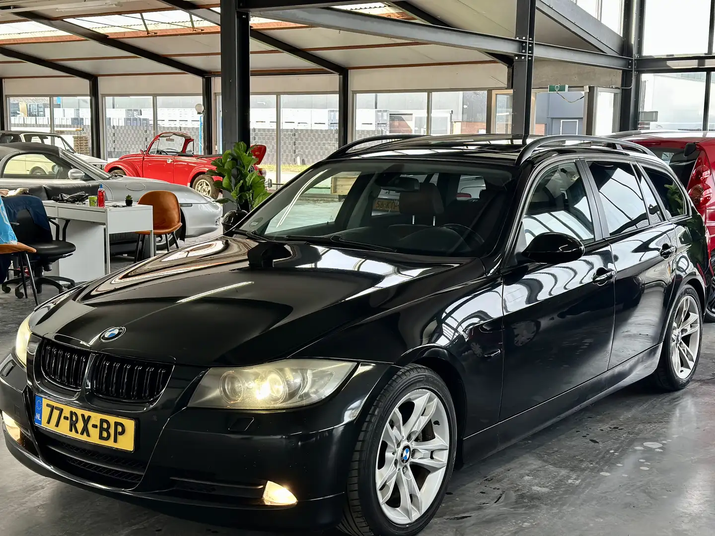 BMW 320 320i Dynamic Exec/Panorama/ leer/ groot odh/ NAP Zwart - 2