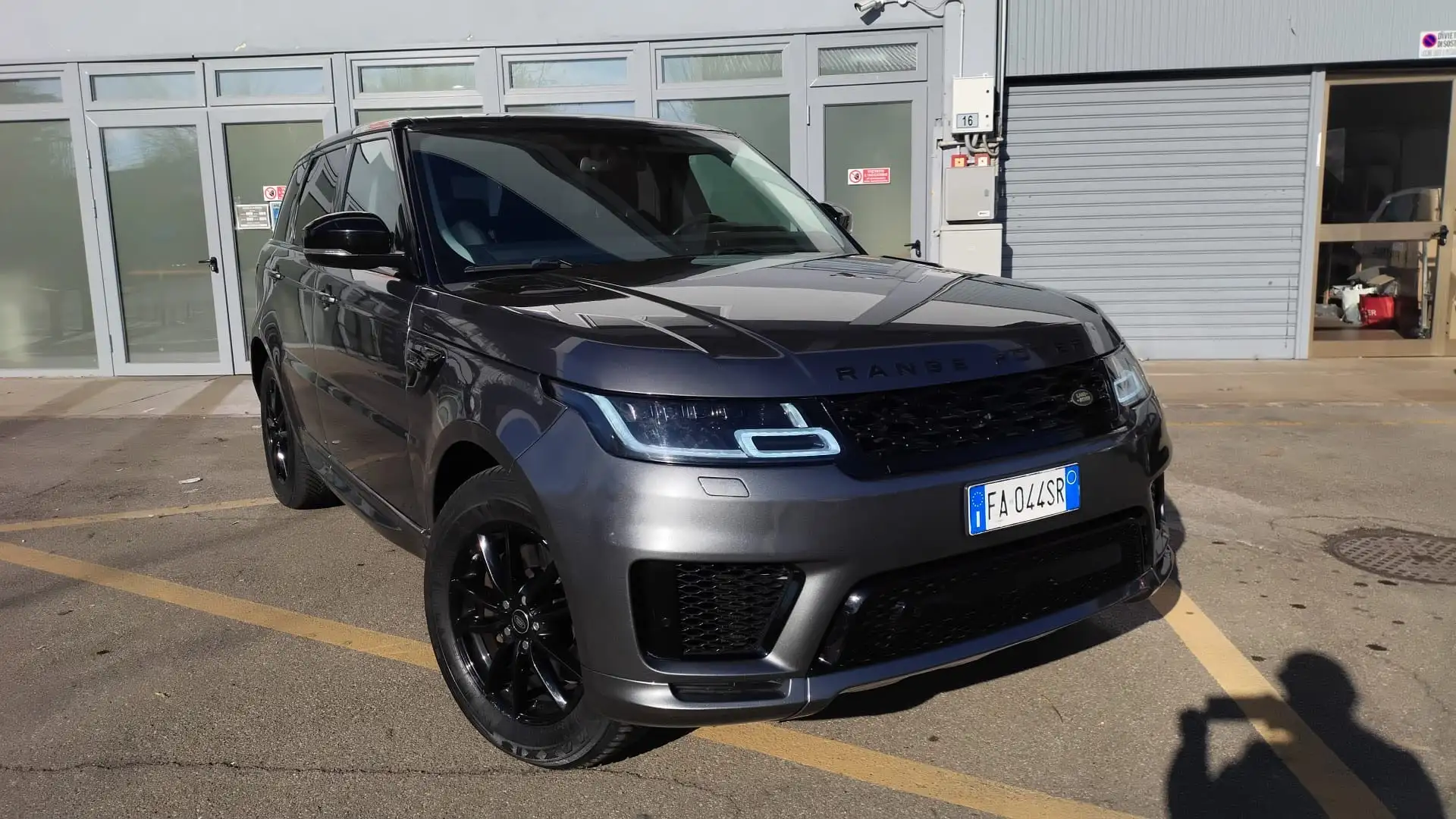 Land Rover Range Rover Sport 3.0 tdV6 HSE auto Grijs - 2
