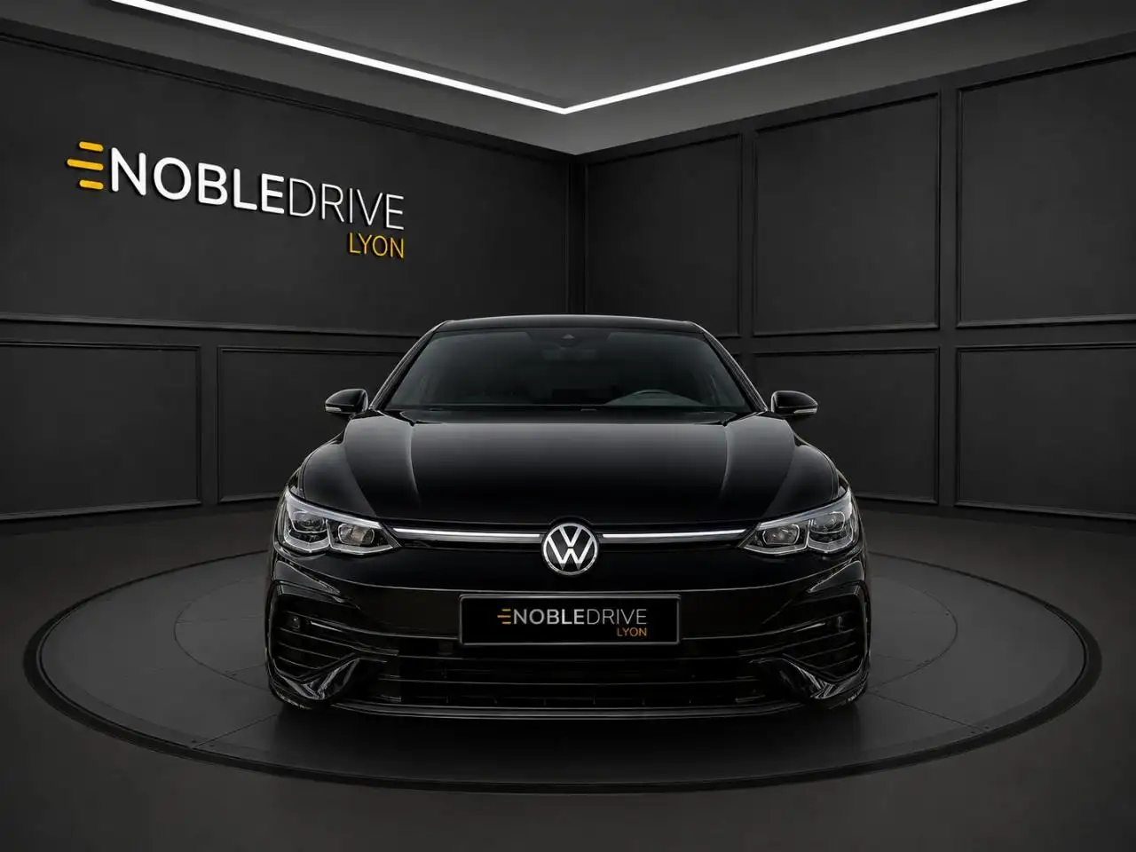 Volkswagen Golf R — photo 2