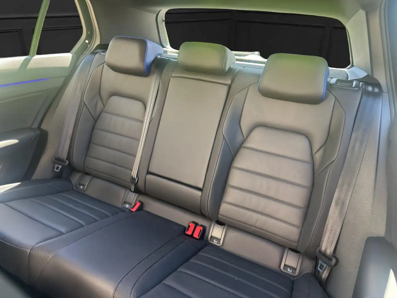Volkswagen Golf R — photo 14