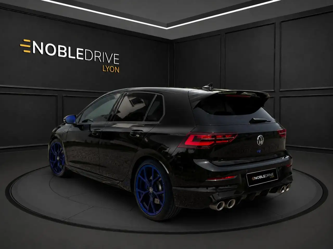 Volkswagen Golf R — photo 7