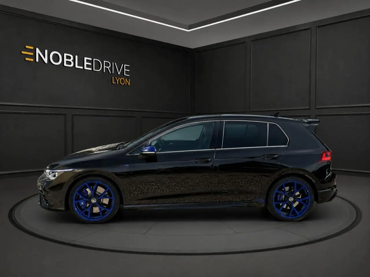 Volkswagen Golf R — photo 8