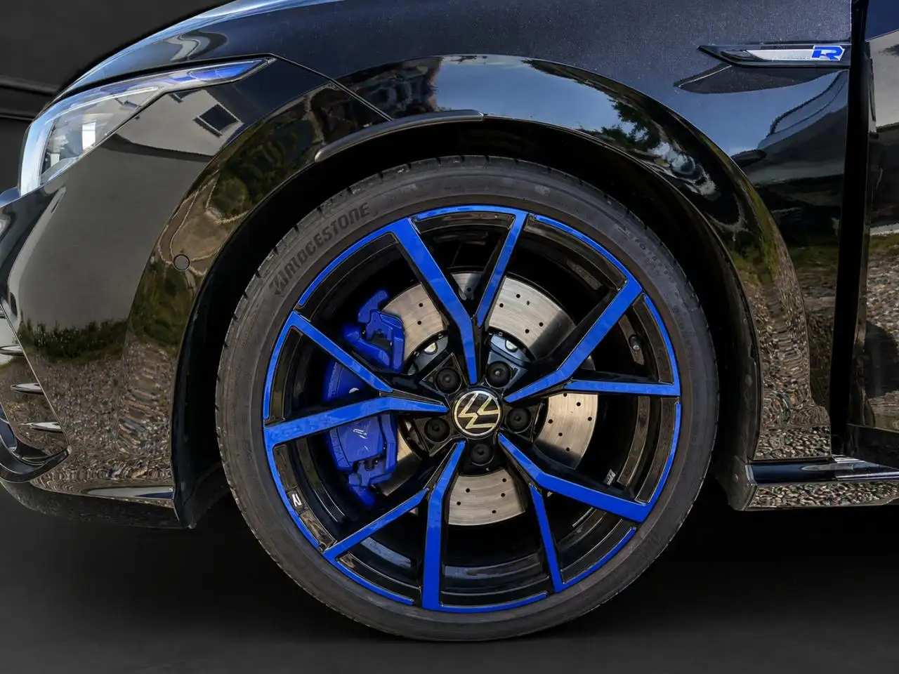 Volkswagen Golf R — photo 19