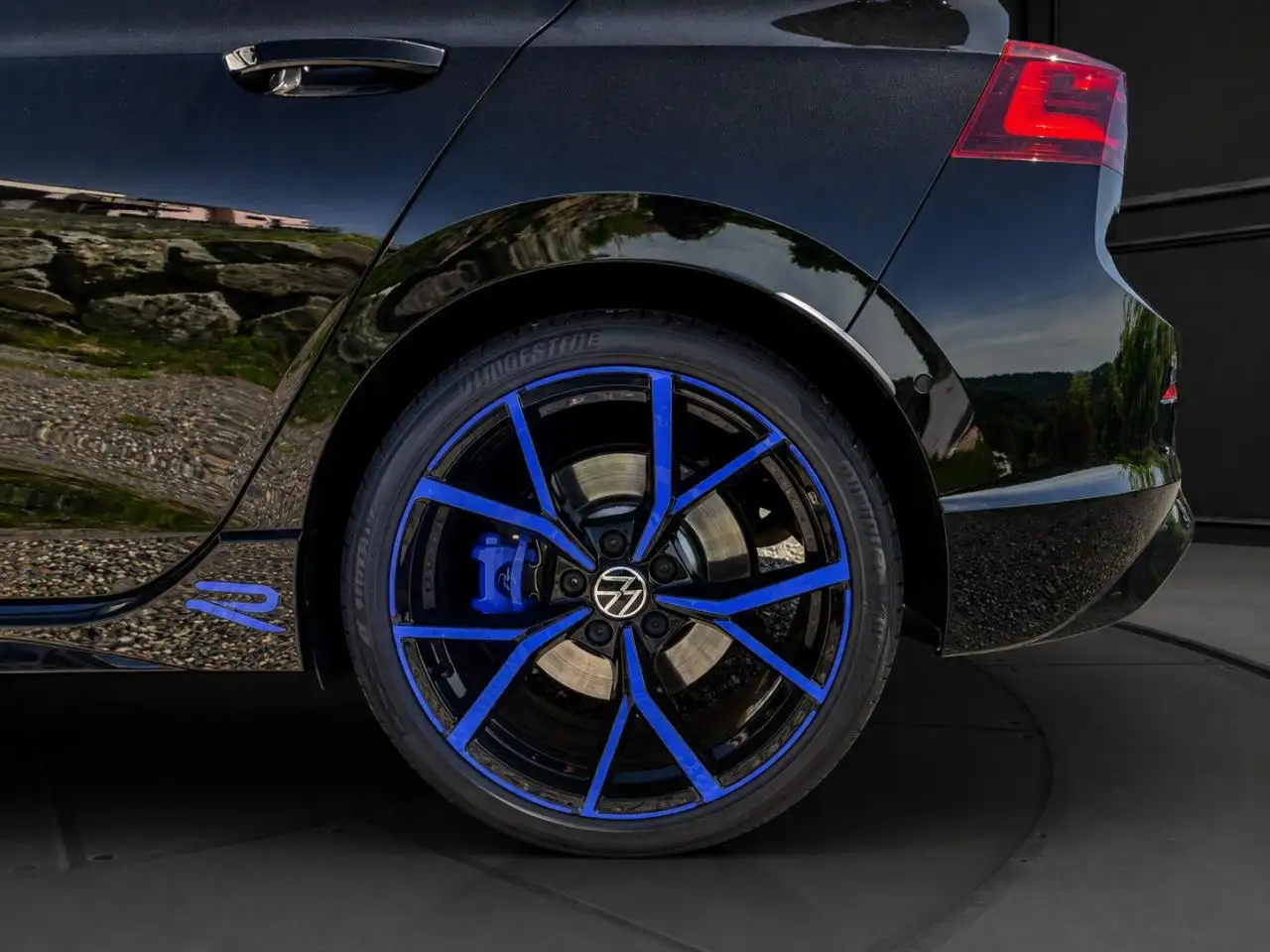 Volkswagen Golf R — photo 17