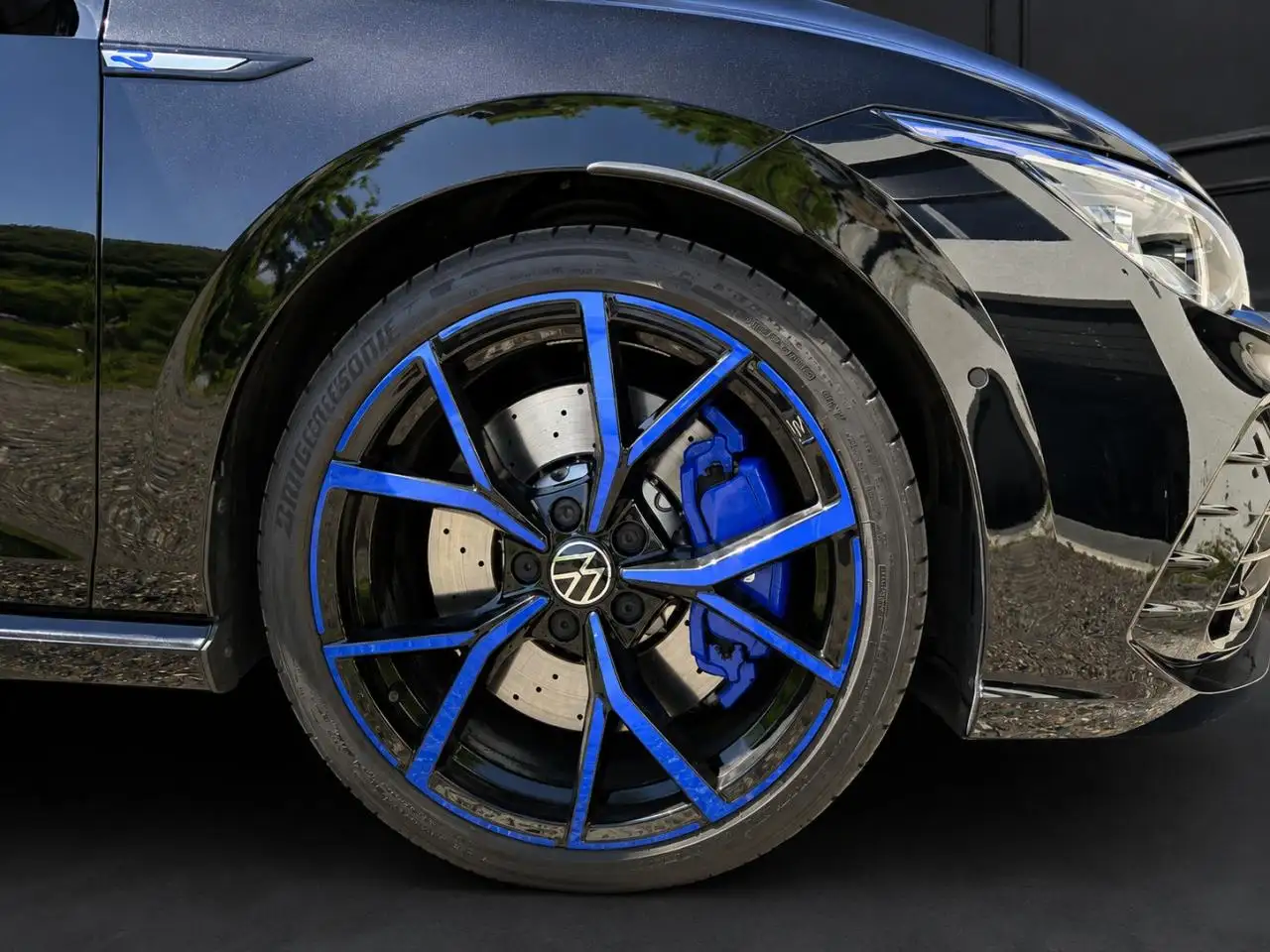 Volkswagen Golf R — photo 18