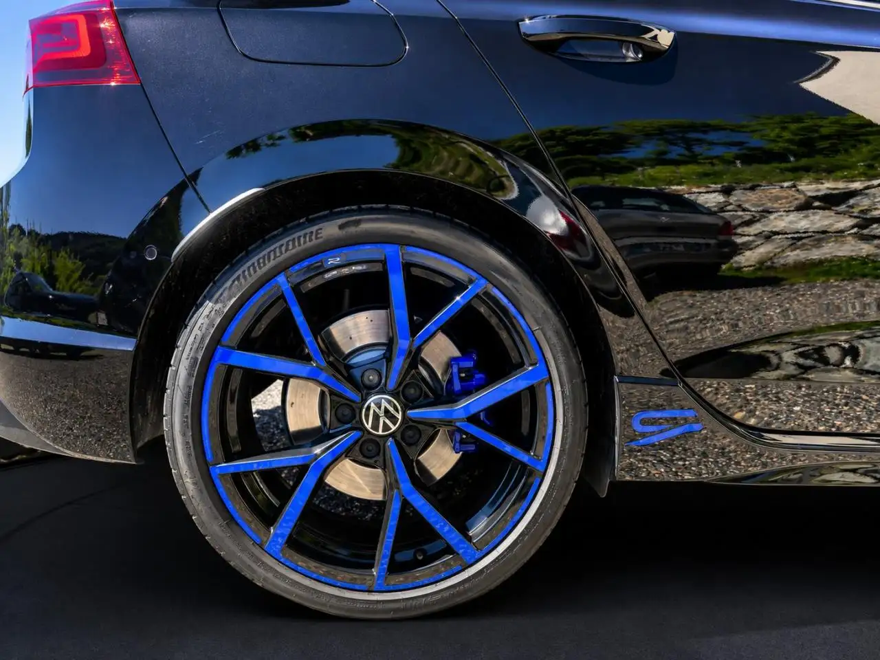 Volkswagen Golf R — photo 16