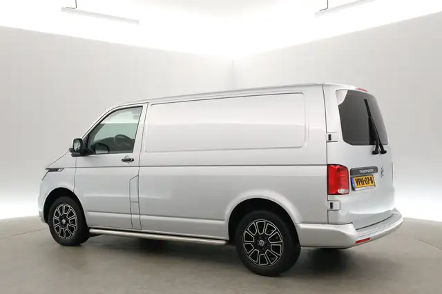 Volkswagen Transporter view 4