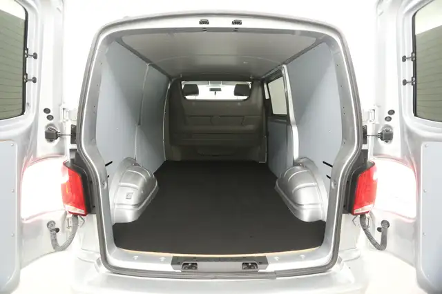 Volkswagen Transporter view 3