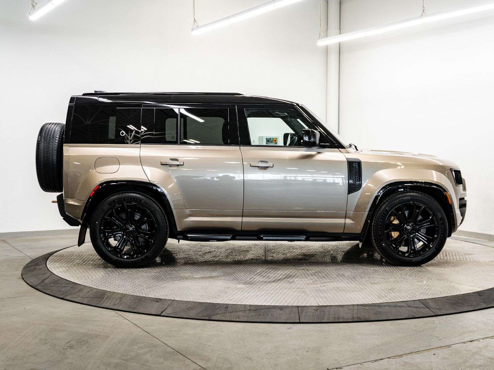 2026 Land Rover Defender OCTA P635 V8 thumb 7