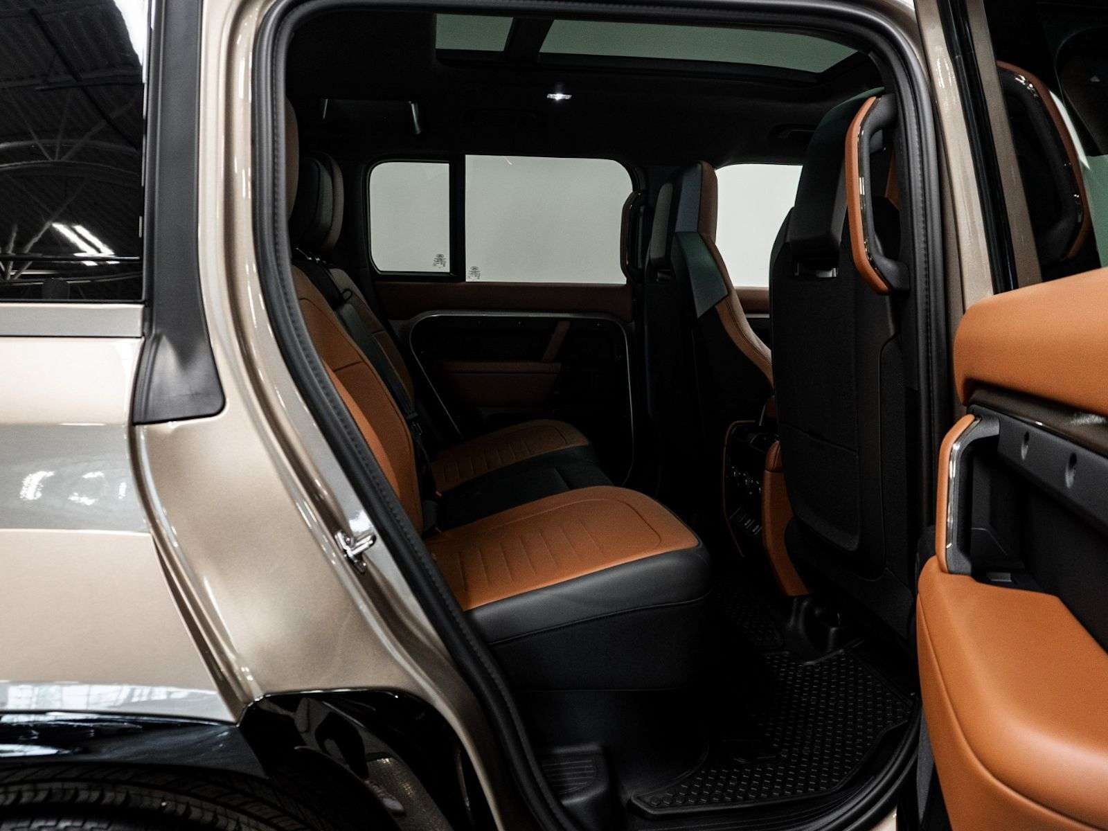 2026 Land Rover Defender OCTA P635 V8 thumb 25