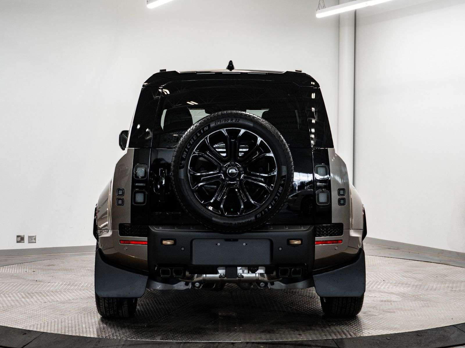 2026 Land Rover Defender OCTA P635 V8 thumb 6