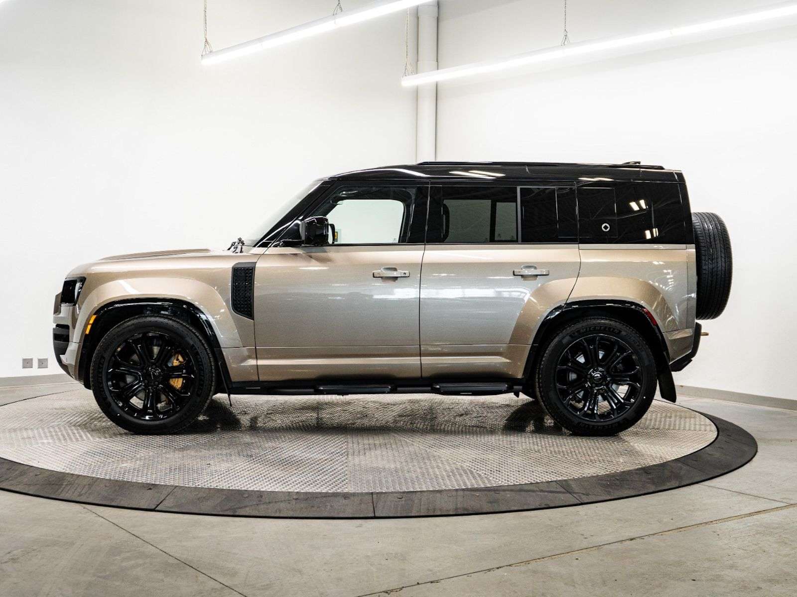 2026 Land Rover Defender OCTA P635 V8 alt 2