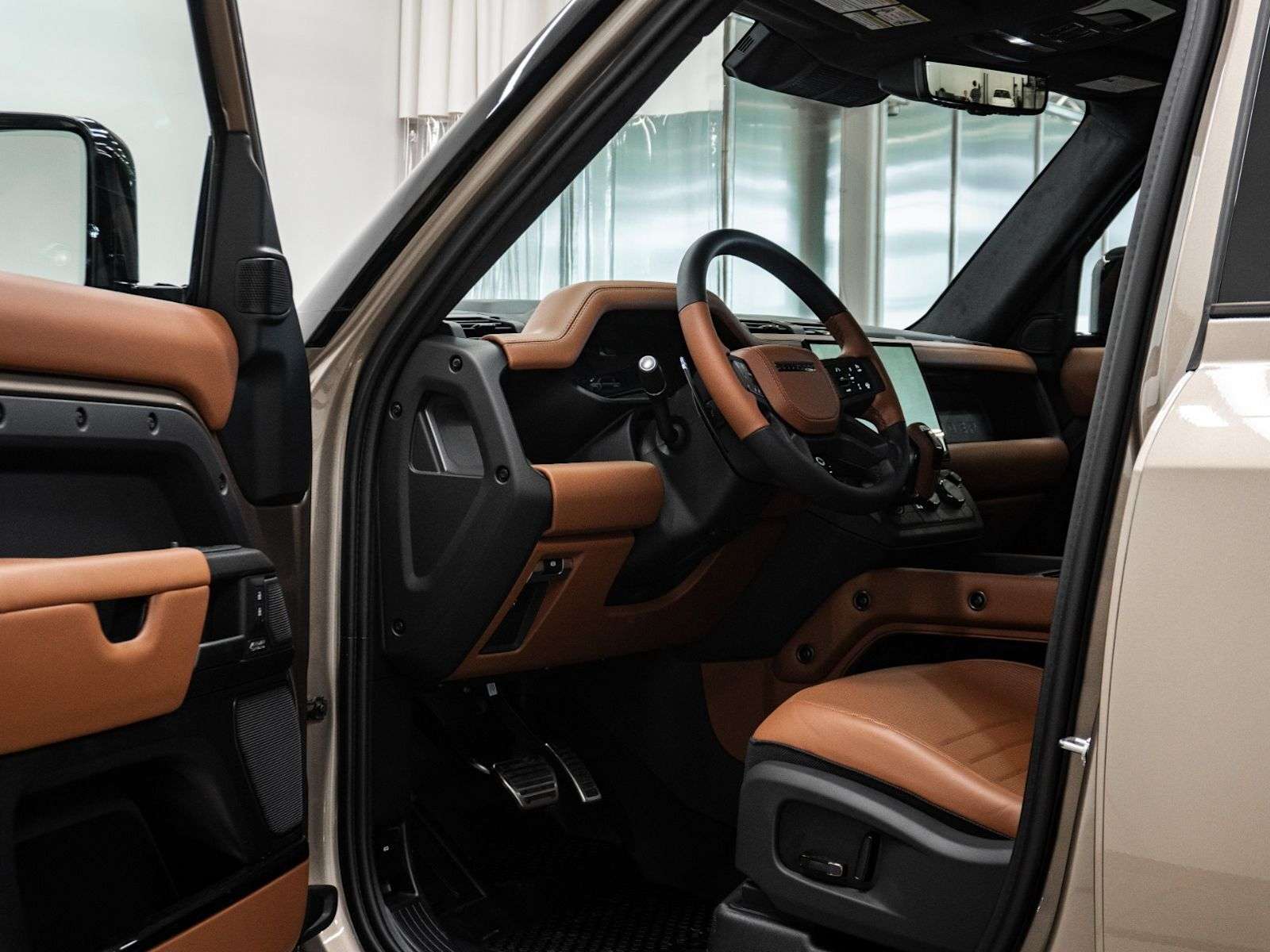 2026 Land Rover Defender OCTA P635 V8 alt 4