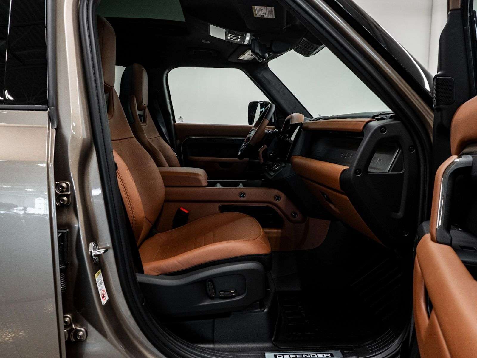 2026 Land Rover Defender OCTA P635 V8 alt 5