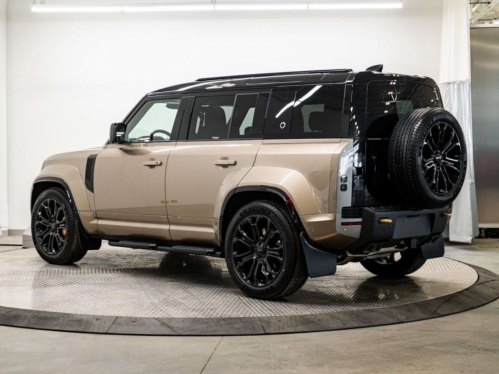 2026 Land Rover Defender OCTA P635 V8 alt 3
