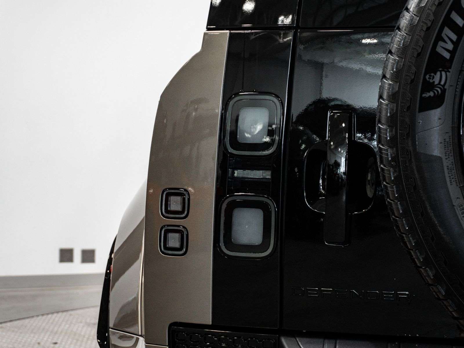 2026 Land Rover Defender OCTA P635 V8 thumb 14