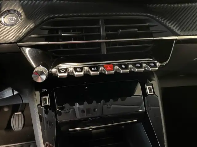Peugeot 208 view 11