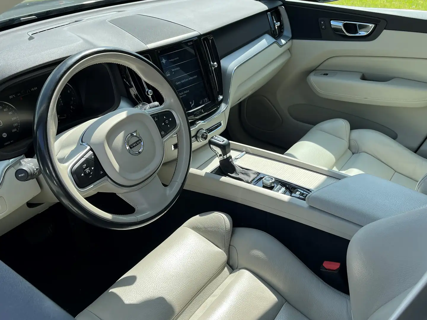 Volvo XC60 2.0 T5 Momentum | Pilot Assist | Trekhaak | Leder Grijs - 2