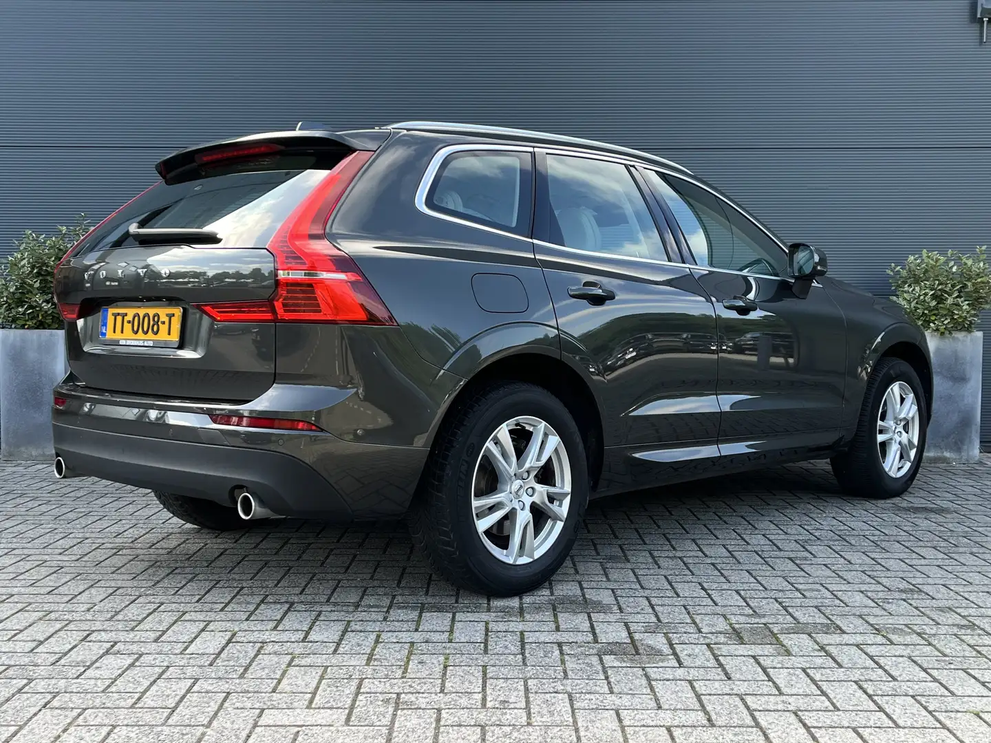 Volvo XC60 2.0 T5 Momentum | Pilot Assist | Trekhaak | Leder Grijs - 2