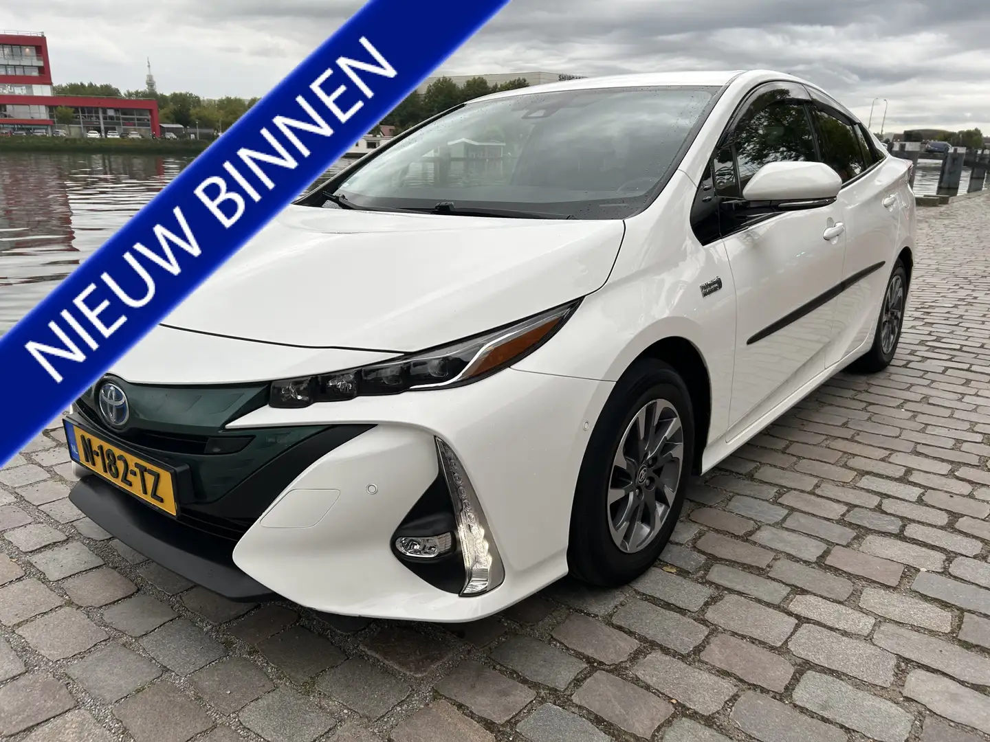 Toyota Prius 1.8 Plug-in Business Plus meest complete uitvoerin White - 1