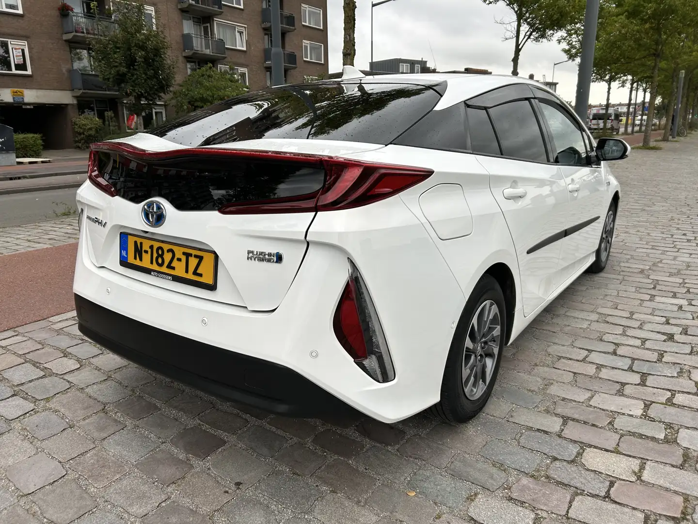 Toyota Prius 1.8 Plug-in Business Plus meest complete uitvoerin White - 2